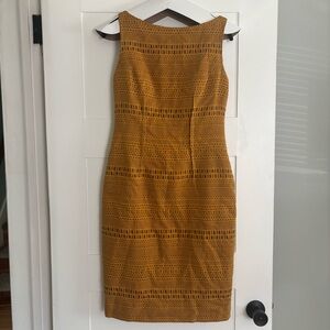 Lela Rose gold sleeveless sheath short mini dress, textured. Wool, silk lined, 6